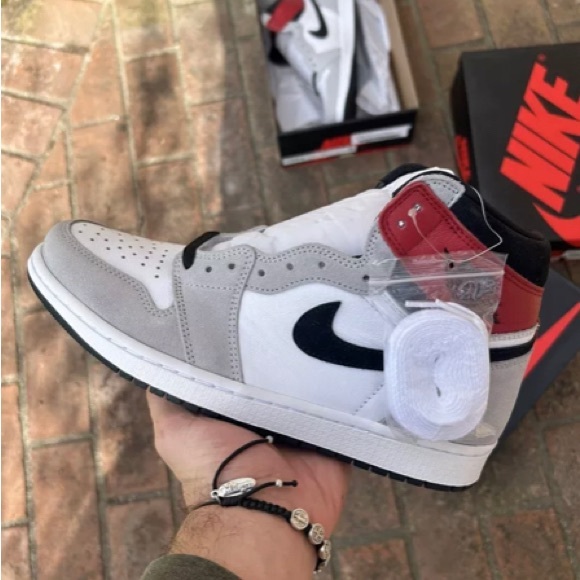 Air Jordan 1 - Light Smoke Grey (High) - Picture 5 of 8